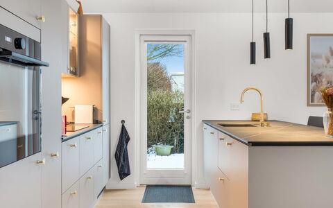 Algut - 80M from the Sea: Flooring, Hout, Countertop, Interieur Ontwerp, Verdieping, Keuken, Meubilair, Huis, Cabinetry, Toestel Van De Keuken
