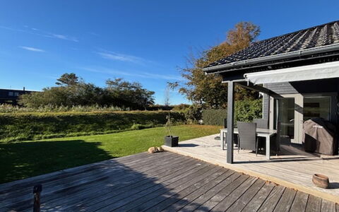 Algut - 80M from the Sea: Dak, Huis, Verblijf, Schaduw, Veranda, Dek, Tuin, Landgoed, Hardwood, Siding