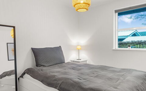 Algut - 80M from the Sea: Bed, Slaapkamer, Interieur Ontwerp, Bedding, Hout, Verdieping, Meubilair, Laken, Plafond, Flooring