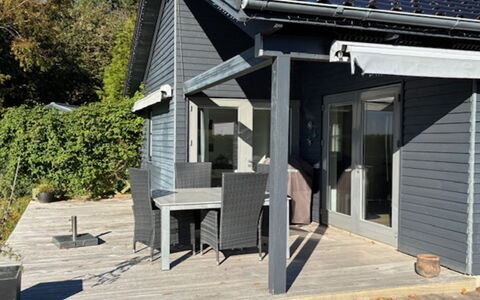 Algut - 80M from the Sea: Hout, Veranda, Deur, Huis, Huis, Siding, Dak, Verblijf, Schaduw, Dek