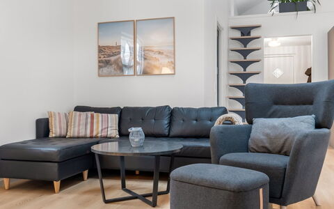 Algut - 80M from the Sea: Meubilair, Interieur Ontwerp, Flooring, Verdieping, Hout, Woonkamer, Tafel, Bankstel, Koffietafel, Kamer