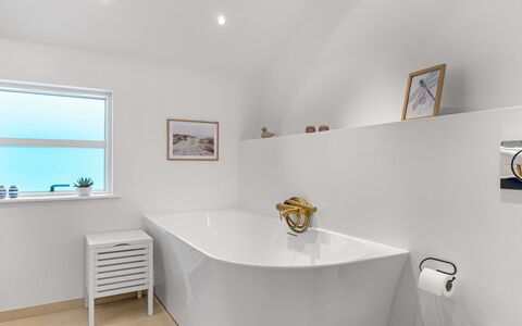 Algut - 80M from the Sea: Bad, Interieur Ontwerp, Flooring, Loodgieterswerkinrichting, Verdieping, Plafond, Badkamer, Huis, Verlichting, Loodgieter