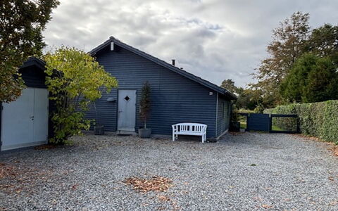 Algut - 80M from the Sea: Huis, Huis, Dak, Verblijf, Deur, Oprit, Siding, Landgoed, Tuin, Backyard
