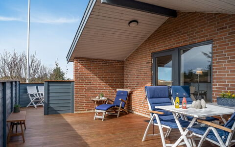 Severina - 900M from the Sea: Hout, Tuin, Backyard, Land Lot, Huis, Dak, Schaduw, Dek, Hardwood, Werf