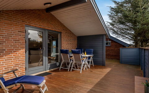 Severina - 900M from the Sea: Hout, Tuin, Backyard, Land Lot, Huis, Dak, Schaduw, Dek, Hardwood, Werf