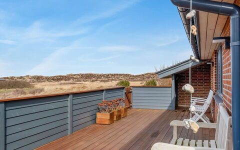 Severina - 900M from the Sea: Hout, Tuin, Backyard, Land Lot, Huis, Dak, Schaduw, Dek, Hardwood, Werf