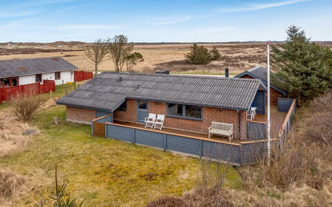 Severina - 900M from the Sea: Hout, Tuin, Backyard, Land Lot, Huis, Dak, Schaduw, Dek, Hardwood, Werf