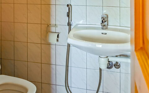 Sinikello: Badkamer, Wastafel In De Badkamer, Loodgieterswerkinrichting, Wastafel, Kraan, Loodgieter, Interieur Ontwerp, Flooring, Verdieping, Toilet