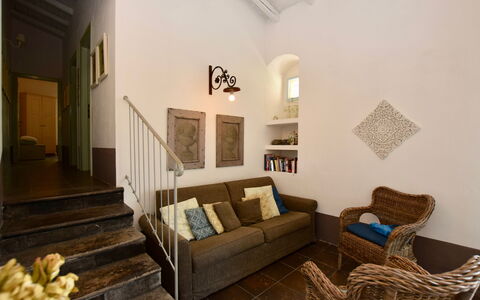 Villa Fontanazza: Meubilair, Interieur Ontwerp, Flooring, Muur, Verdieping, Hout, Plafond, Bankstel, Kamer, Verlichting
