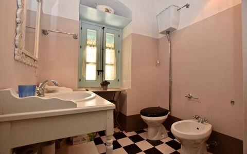 Villa Fontanazza: Loodgieterswerkinrichting, Wastafel In De Badkamer, Flooring, Verdieping, Interieur Ontwerp, Wastafel, Badkamer, Wc Bril, Plafond, Loodgieter