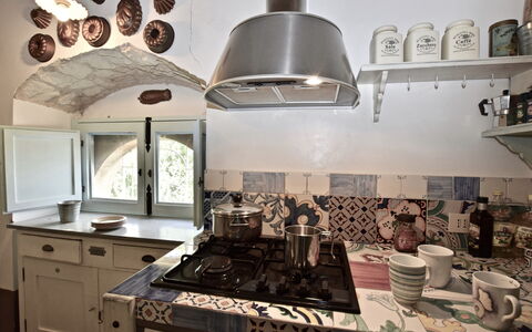 Villa Fontanazza: Interieur Ontwerp, Keuken, Flooring, Hout, Meubilair, Toestel Van De Keuken, Plafond, Countertop, Verdieping, Kamer