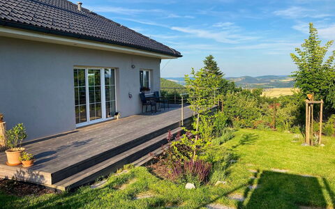 Hillside View: Huis, Struik, Huis, Land Lot, Tuin, Verblijf, Groundcover, Helling, Werf