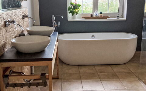 Hillside View: Badkamer, Flooring, Loodgieterswerkinrichting, Verdieping, Interieur Ontwerp, Loodgieter, Kraan, Tegel, Samengesteld Materiaal, Bad