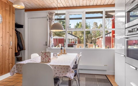 Eivi - 200M from the Sea: Interieur Ontwerp, Flooring, Keuken, Meubilair, Hout, Verdieping, Plafond, Countertop, Cabinetry, Lichte Inrichting