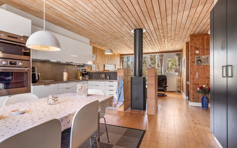Eivi - 200M from the Sea: Struik, Huis, Verblijf, Groundcover, Tuin, Garden Gebouwen, Siding, Landgoed, Gazon, Werf