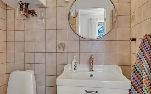 Fausta - 2Km from the Sea: Badkamer, Interieur Ontwerp, Wastafel In De Badkamer, Muur, Flooring, Loodgieterswerkinrichting, Verdieping, Wastafel, Kraan, Spiegel