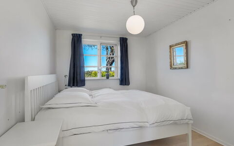 Fausta - 2Km from the Sea: Bed, Slaapkamer, Interieur Ontwerp, Plafond, Hout, Meubilair, Laken, Bedding, Verdieping, Bed Frame
