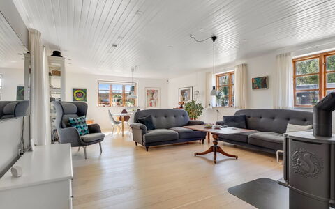 Fausta - 2Km from the Sea: Meubilair, Bankstel, Interieur Ontwerp, Hout, Woonkamer, Flooring, Plafond, Verdieping, Huis, Houten Vloer