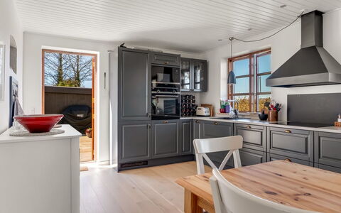 Fausta - 2Km from the Sea: Keuken, Flooring, Interieur Ontwerp, Toestel Van De Keuken, Hout, Cabinetry, Meubilair, Plafond, Countertop, Verdieping