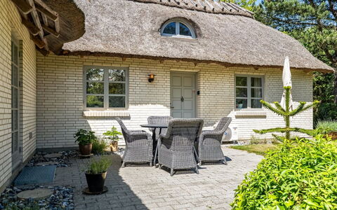 Fausta - 2Km from the Sea: Meubilair, Hout, Interieur Ontwerp, Flooring, Verdieping, Stoel, Kamer, Plafond, Woonkamer, Appartement
