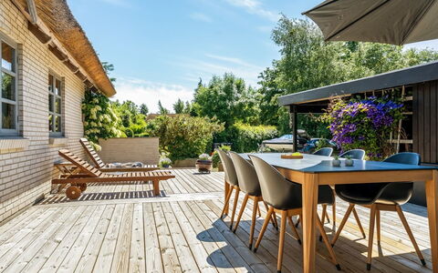 Fausta - 2Km from the Sea: Meubilair, Hout, Interieur Ontwerp, Flooring, Verdieping, Stoel, Kamer, Plafond, Woonkamer, Appartement