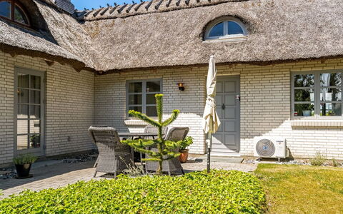 Fausta - 2Km from the Sea: Meubilair, Hout, Interieur Ontwerp, Flooring, Verdieping, Stoel, Kamer, Plafond, Woonkamer, Appartement