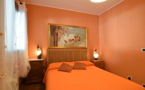 Villa Ina: Meubilair, Bed, Slaapkamer, Interieur Ontwerp, Muur, Laken, Bedding, Hout, Linens, Kamer