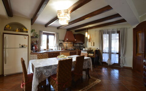 Villa Ina: Meubilair, Interieur Ontwerp, Flooring, Hout, Stoel, Tafel, Plafond, Keuken En Eettafel, Lichte Inrichting, Eetkamer