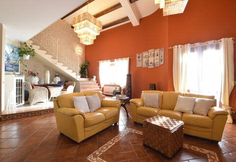 Villa Ina: Meubilair, Interieur Ontwerp, Muur, Flooring, Bankstel, Verdieping, Plafond, Hout, Woonkamer, Kamer