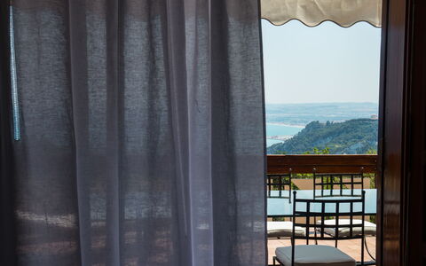 Villa Sole - Exclusive Villa al Conero con Piscina: Raambekleding, Textiel, Gordijn, Venster Behandeling, Schaduw, Balkon, Linens, Daylighting