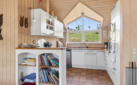 Euphemia - 200M from the Sea: Interieur Ontwerp, Hout, Keuken, Meubilair, Flooring, Plafond, Huis, Cabinetry, Verdieping, Countertop