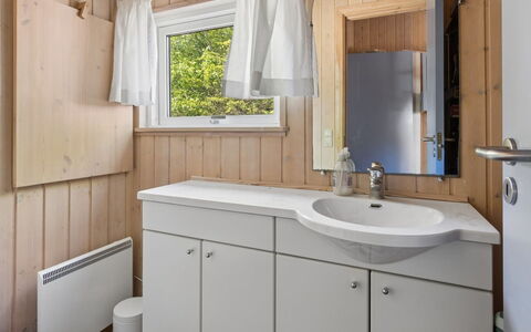Euphemia - 200M from the Sea: Loodgieterswerkinrichting, Wastafel In De Badkamer, Wastafel, Hout, Flooring, Interieur Ontwerp, Verdieping, Kraan, Badkamer, Badkamerkast