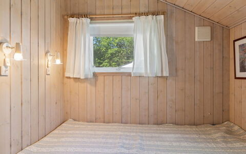 Euphemia - 200M from the Sea: Hout, Flooring, Verdieping, Interieur Ontwerp, Slaapkamer, Plafond, Kamer, Bed, Linens, Meubilair