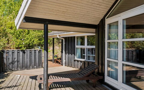 Euphemia - 200M from the Sea: Hout, Veranda, Architectuur, Deur, Huis, Plafond, Hardwood, Dek, Verdieping, Samengesteld Materiaal