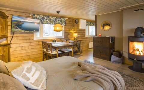 Lystikämän Helmi: Hout, Plafond, Interieur Ontwerp, Meubilair, Huis, Verlichting, Flooring, Huis, Kamer, Verdieping