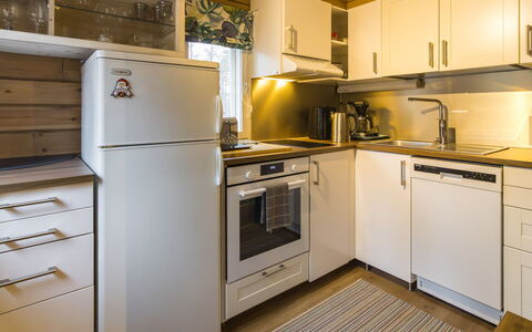 Lystikämän Helmi: Keuken, Toestel Van De Keuken, Countertop, Major Appliance, Flooring, Interieur Ontwerp, Hout, Cabinetry, Verdieping, Meubilair