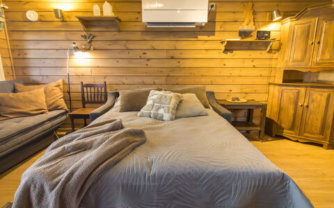 Lystikämän Helmi: Meubilair, Interieur Ontwerp, Bed, Flooring, Verdieping, Hout, Slaapkamer, Plafond, Kamer, Verlichting