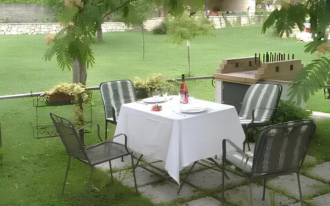 La Corte di Marga - Casa Gustet: Meubilair, Stoel, Buitenmeubels, Tafel, Buitentafel, Schaduw, Tuin, Paraplu, Backyard, Tafelkleed
