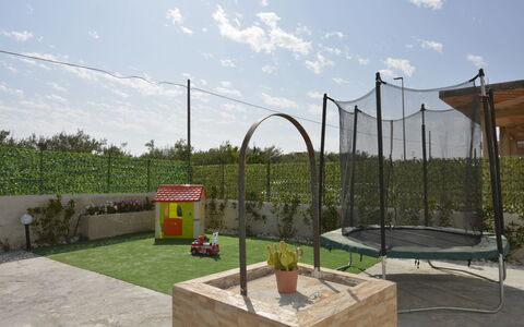 Villa Cosentini: Gras, Land Lot, Tuin, Backyard, Schaduw, Netto, Landscaping, Werf, Gazon, Kunstgras