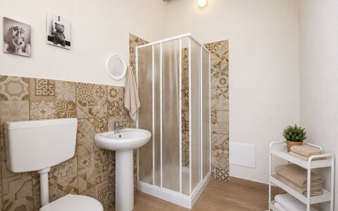 Villa Cosentini: Flooring, Verdieping, Loodgieterswerkinrichting, Badkamer, Tegel, Wc Bril, Toilet, Behang, Loodgieter