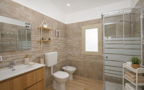 Villa Cosentini: Muur, Flooring, Verdieping, Loodgieterswerkinrichting, Wc Bril, Badkamer, Toilet, Wastafel, Interieur Ontwerp, Tegel