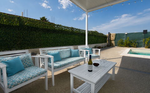 Villa Cosentini: Meubilair, Buitenmeubels, Stoel, Tafel, Interieur Ontwerp, Verdieping, Flooring, Buitentafel, Zwembad, Koffietafel