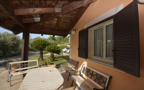 Villa del Monte: Hout, Meubilair, Huis, Deur, Schaduw, Stoel, Verblijf, Beits, Buitenmeubels, Veranda