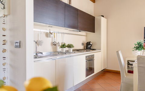 Serafini Holiday Home: Keuken, Toestel Van De Keuken, Countertop, Major Appliance, Interieur Ontwerp, Flooring, Meubilair, Cabinetry, Huis, Appartement