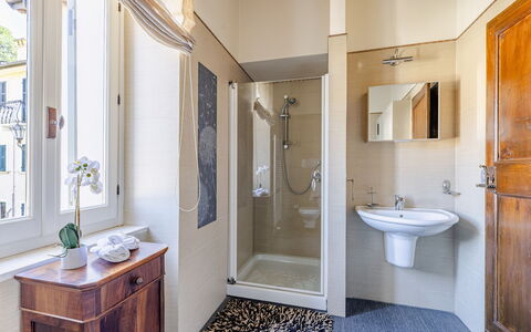 Serafini Holiday Home: Flooring, Verdieping, Loodgieterswerkinrichting, Badkamer, Interieur Ontwerp, Loodgieter, Kamer, Deur, Toilet, Kraan