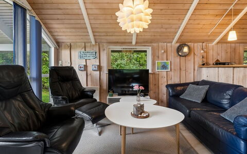 Elenor - 1.3Km from the Sea: Interieur Ontwerp, Meubilair, Hout, Plafond, Bankstel, Woonkamer, Lichte Inrichting, Kamer, Flooring, Verlichting
