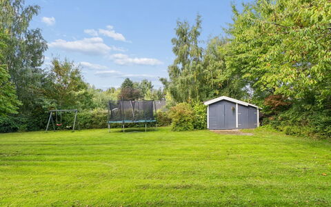 Elenor - 1.3Km from the Sea: Gras, Struik, Tuin, Land Lot, Gazon, Groundcover, Schaduw, Backyard, Garden Gebouwen