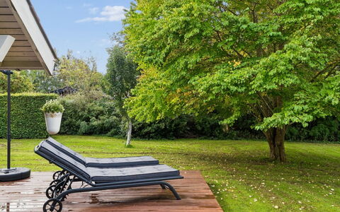Elenor - 1.3Km from the Sea: Meubilair, Hout, Buitenmeubels, Openluchtbank, Groundcover, Bank, Schaduw, Tuin, Hardwood