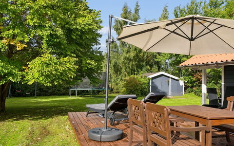 Elenor - 1.3Km from the Sea: Paraplu, Buitenmeubels, Meubilair, Schaduw, Buitentafel, Stoel, Tuin, Dek, Vrije Tijd, Patio