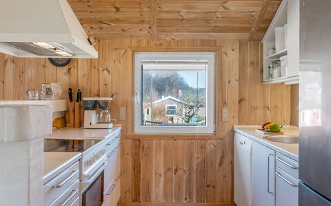 Heika - 6.8Km from the Sea: Keuken, Countertop, Toestel Van De Keuken, Hout, Major Appliance, Plafond, Flooring, Interieur Ontwerp, Cabinetry, Gootsteen